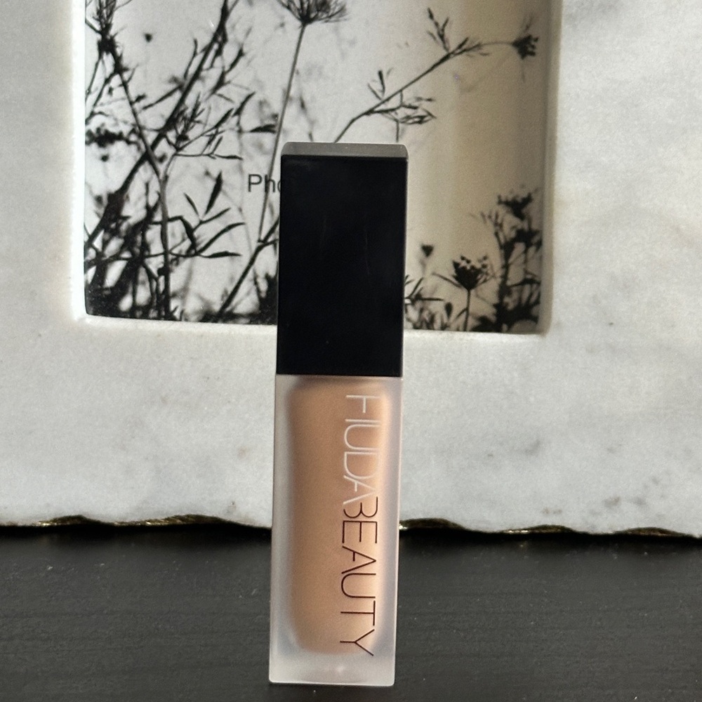 HUDA BEAUTY
#FauxFilter Matte Buildable Coverage Waterproof Concealer